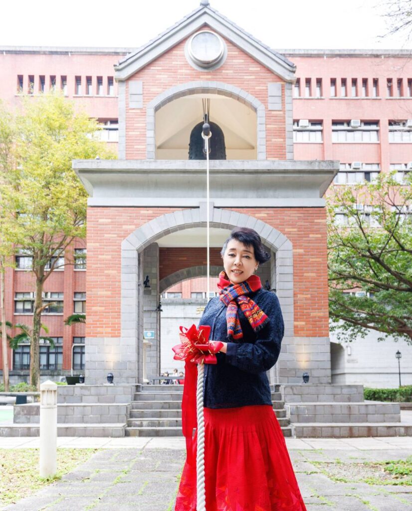 ▲簡文秀教授在敲和平鐘時，顯得相當愉快。（記者 辛澎祥/攝）