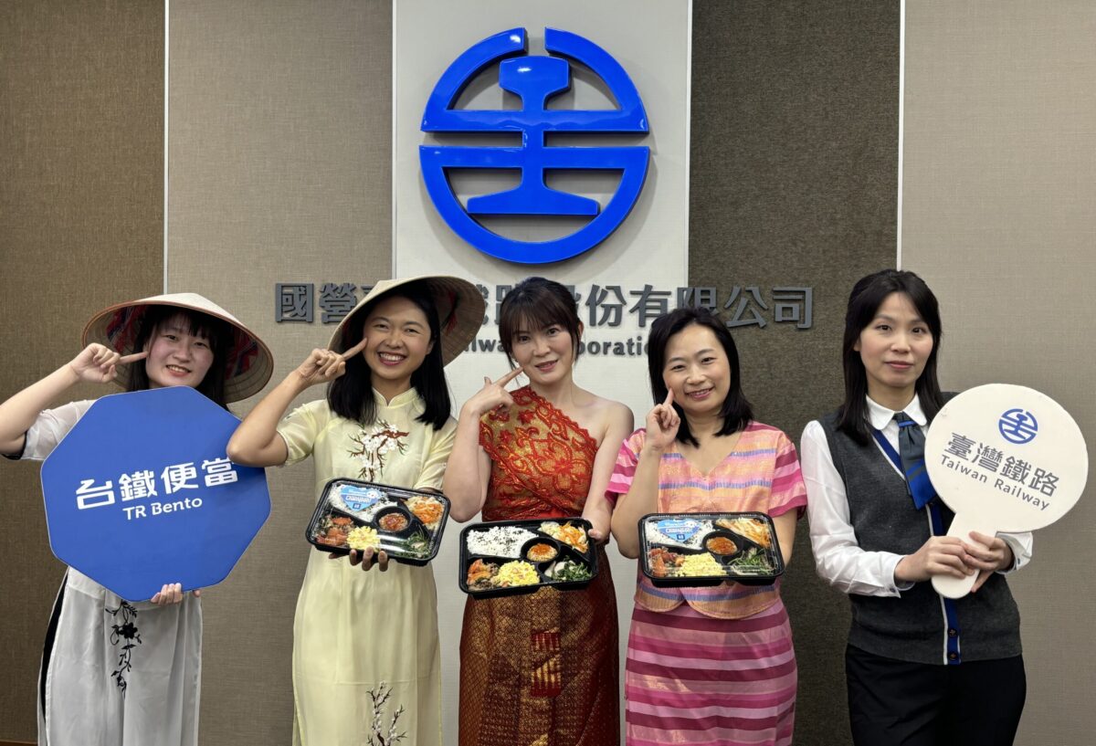 光聚千塘串桃園   臺鐵桃喜便當  台式打拋豬   獻禮台灣燈會