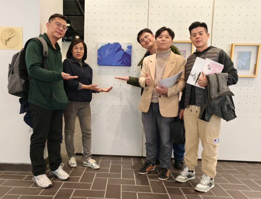 ▲賴慕芬（左二）的個展，受到各地華人的青睞並到場道賀。（圖/賴慕芬 提供）