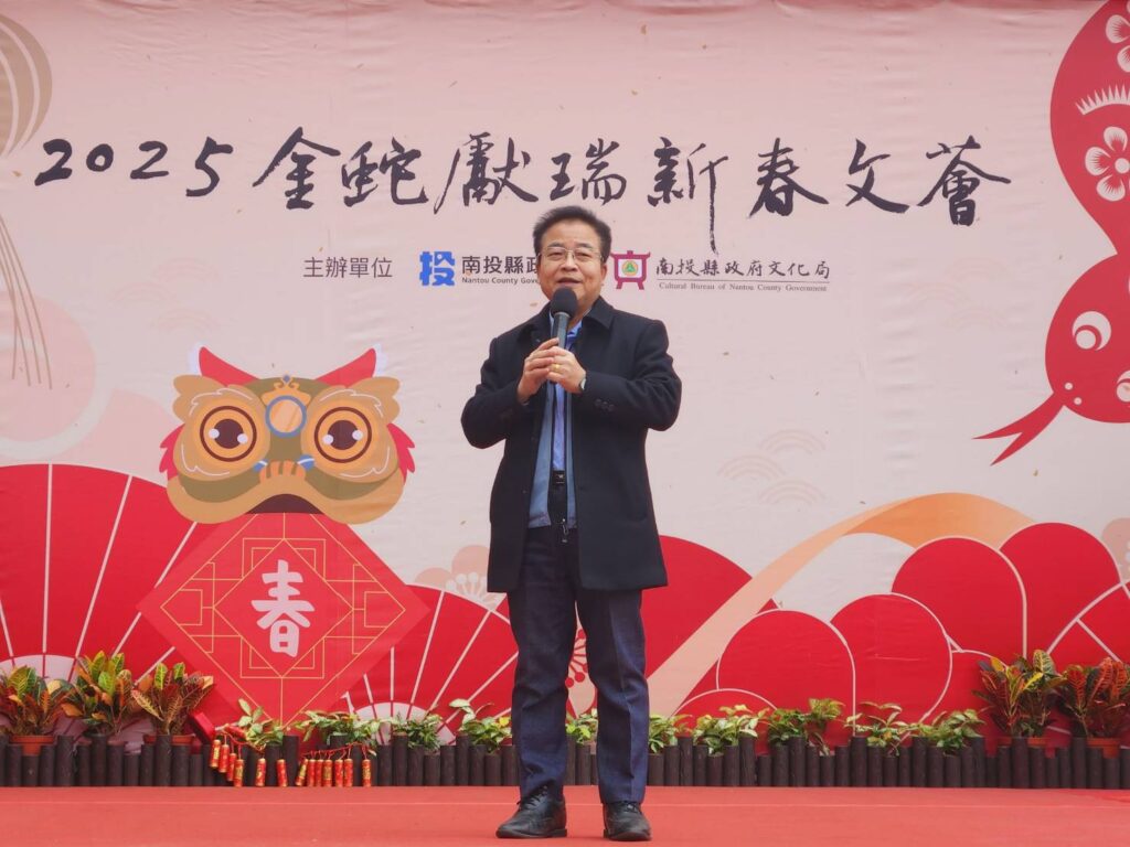 ▲南投縣文化局局長林榮森在活動上說明新春揮毫的意義。（圖/南投文化局 提供）