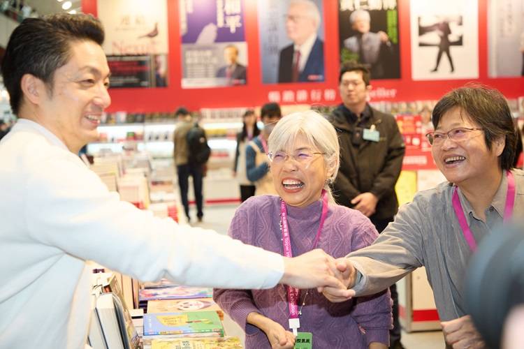 ▲蔣萬安市長（左）在書展會場受到婆婆媽媽們的熱烈歡迎。（圖/書展基金會 提供）