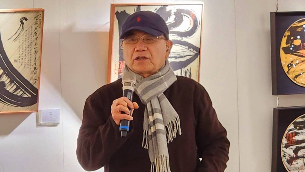 ▲身兼大岡藝術空間董事長的知名書法家施春茂教授,致詞時表達對國際知名藝術家來台演出的重視,期望能持續推動藝術家來臺的國際交流活動。(記者 辛澎祥/攝)
