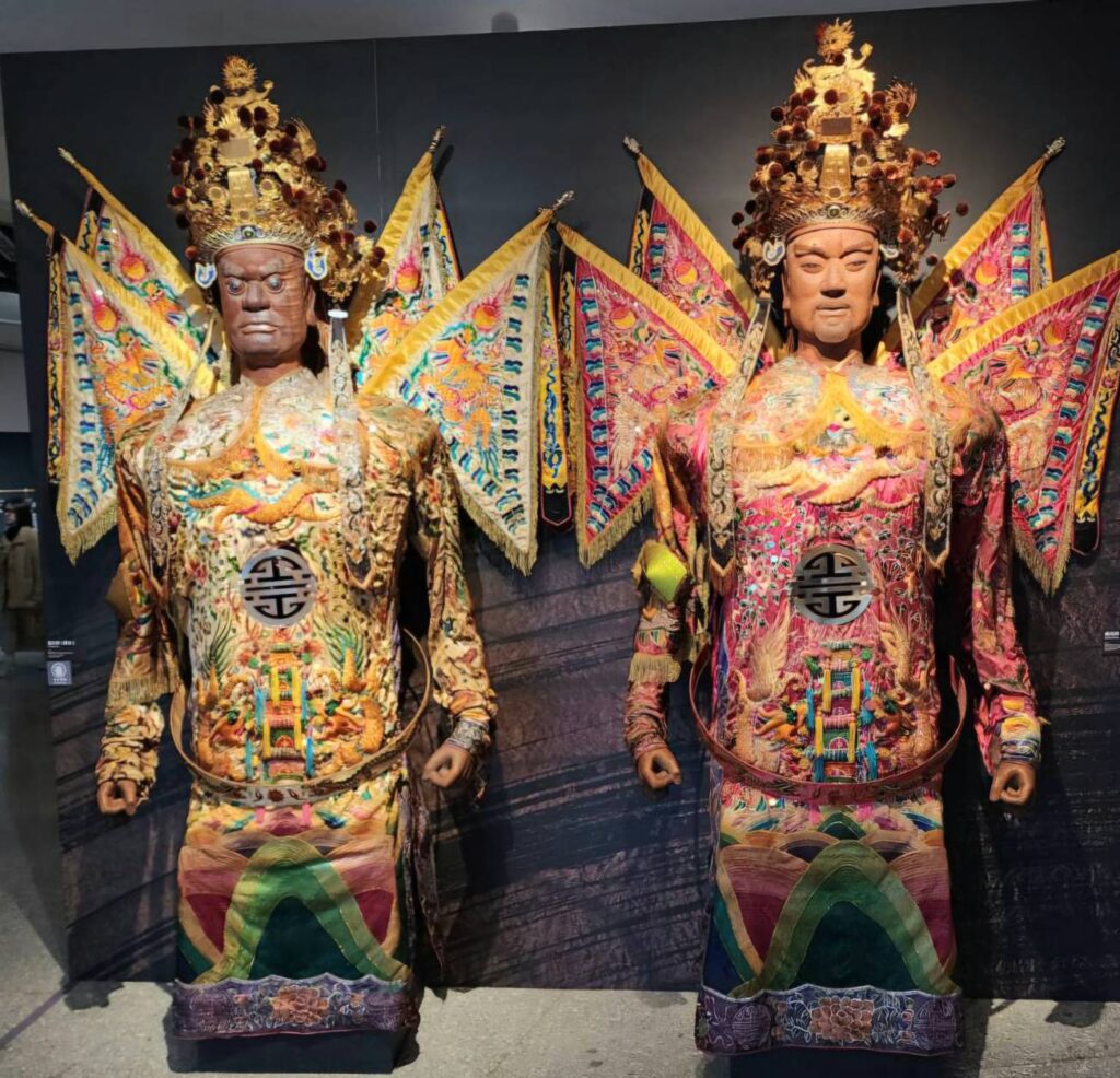 ▲陳啟村的木雕神像作品,神情威嚴中所帶來的藝術性,讓觀者驚嘆不已。(記者 辛澎祥/攝)