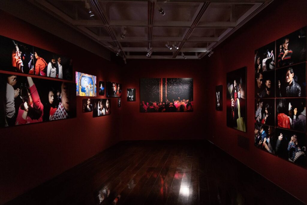 ▲「諸神與眾生」展覽的攝影作品，在國家攝影文化中心台北館展場熱鬧登場。（圖/文化部 提供）