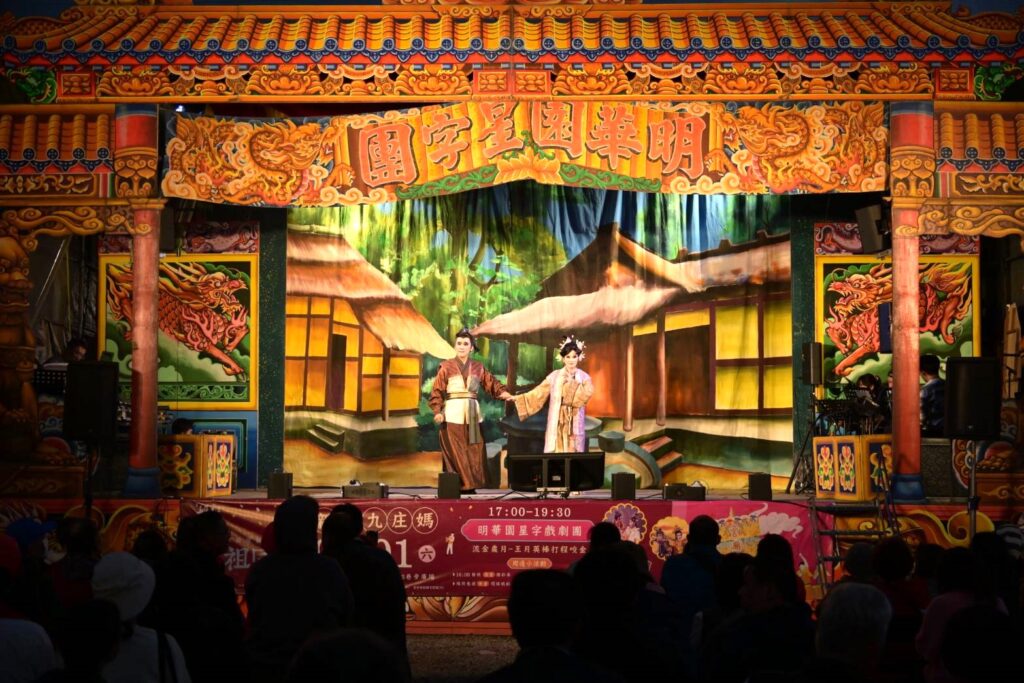 2025臺中媽祖國際觀光文化節新社場次吸引許多民眾到場觀賞《流金歲月-王月英棒打程咬金》大戲。（圖/文化局提供）