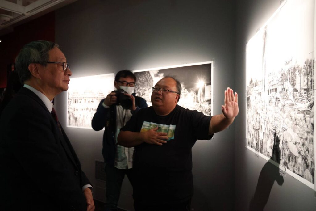 ▲李遠部長（左）參觀作品並聆賞導覽內容，十分專注。（圖/文化部 提供）
