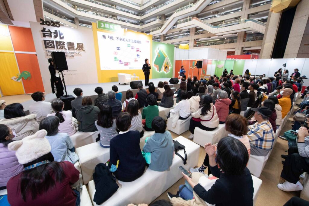 ▲主持講座及新書發表會,沈春華氣定神閒,展現旺盛自信心。(圖/書展基金會 提供)