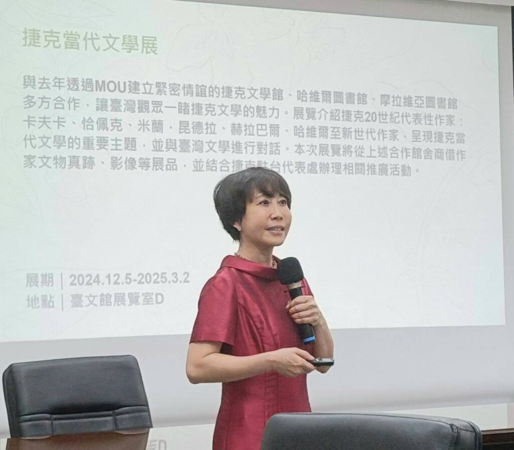 ▲臺師大國際臺灣學研究中心執行長林巾力教授,邀請兩位作家分享創作歷程而備受關注。(記者 辛澎祥/攝)