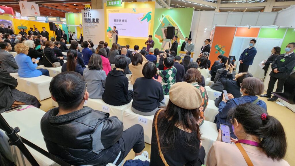 ▲台北國際書展的國外29國代表與文化出版界貴賓齊聚一堂，踴躍參與2025年今年的各類型活動，讓開幕式顯得格外熱烈。（記者 辛澎祥/攝）
