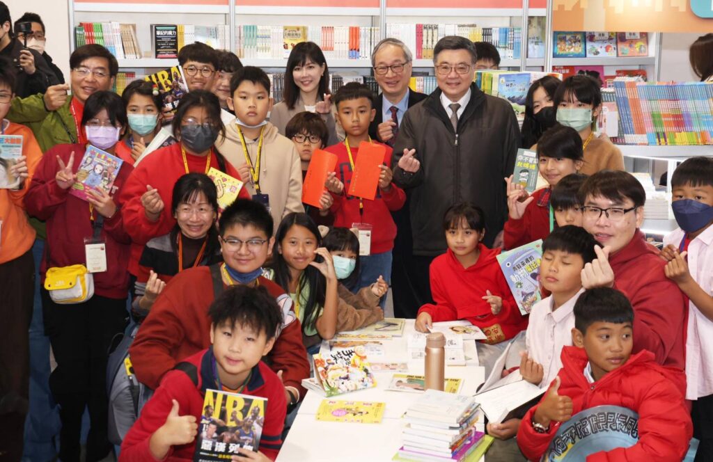 ▲卓榮泰院長與墾丁國小分校的學童在展場相見歡。（圖/書展基金會 提供）