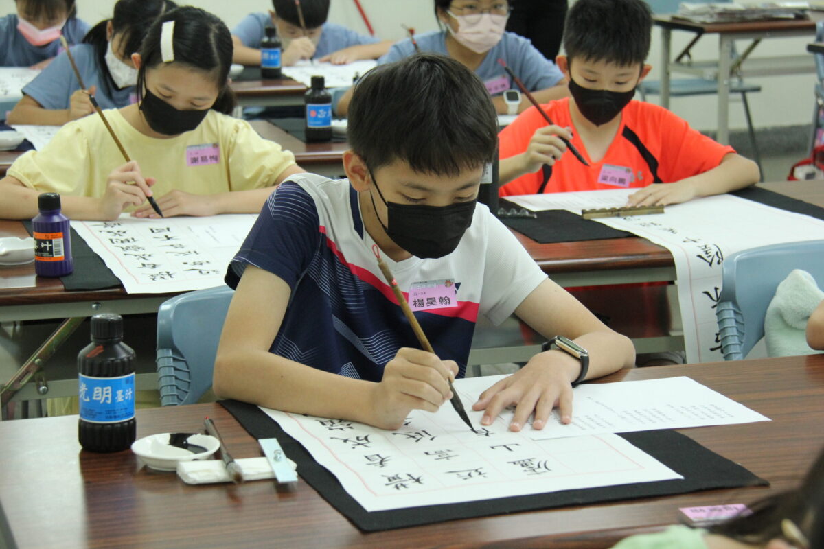 學子揮毫展書藝   大墩盃學生書法比賽即起收件