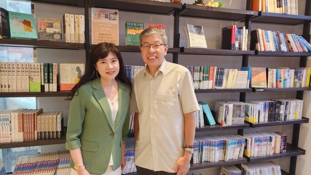 ▲游文玫（左）出新書，時報文化出版董事長趙政珉大力支持。（圖/游文玫 提供）