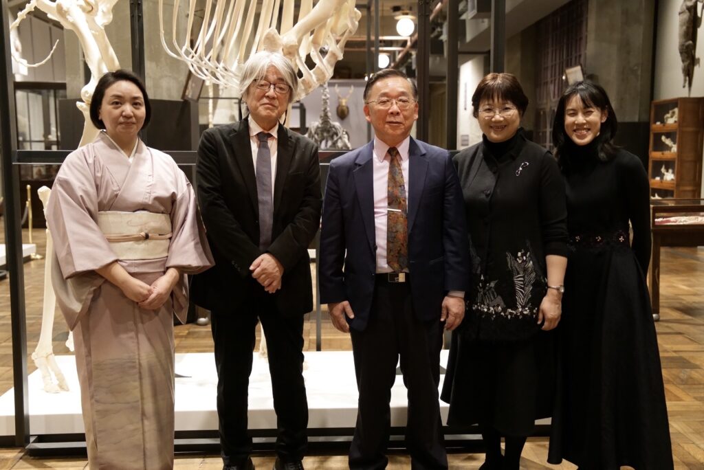 「台灣蘭花百姿-東京展」14日開幕式上，史博館長洪世佑(中)與東京大學綜合研究研究博物館西秋良宏館長(左2)，及臺日策展團隊合影。（圖/史博館提供）