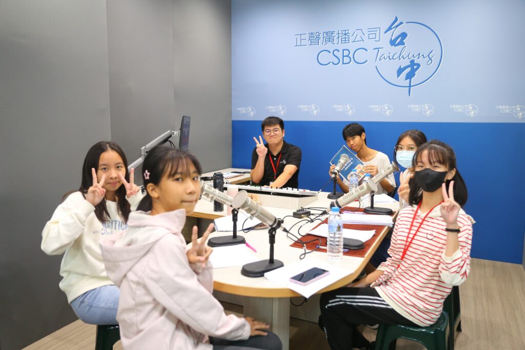 參與臺語廣播偶劇體驗營的學子們在正聲廣播錄音室合影。（圖/文化局提供）