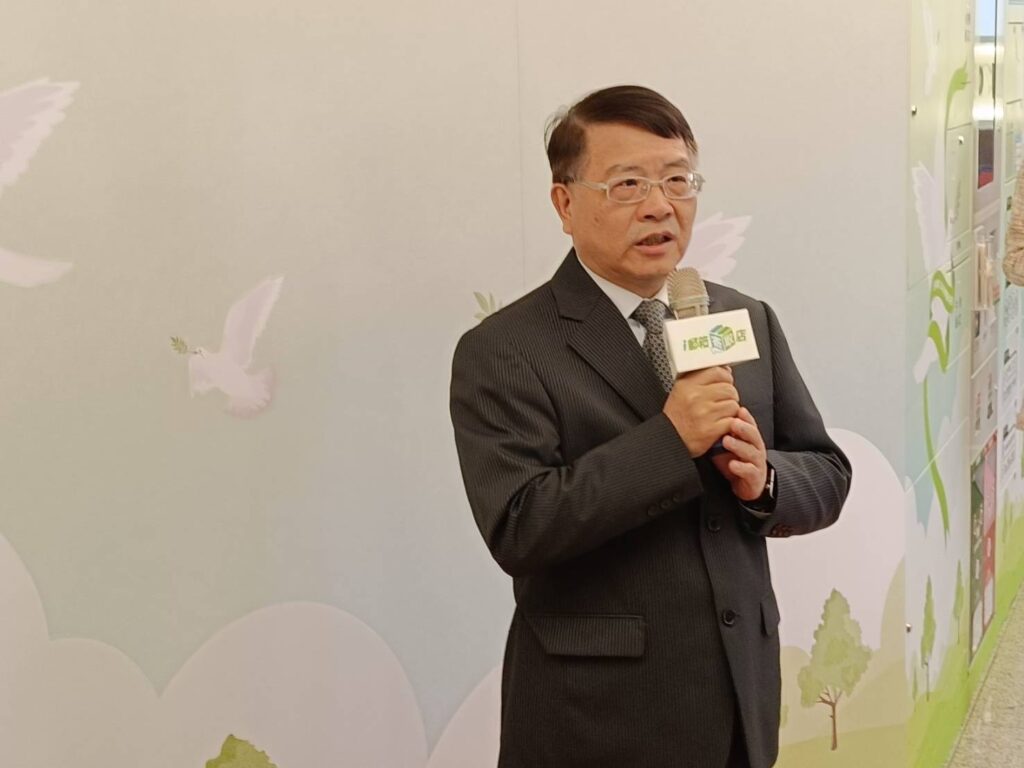 ▲中華郵政郵務處處長柯清長致詞時說明i郵箱寄取店的規畫設置情形。(記者 辛澎祥/攝)