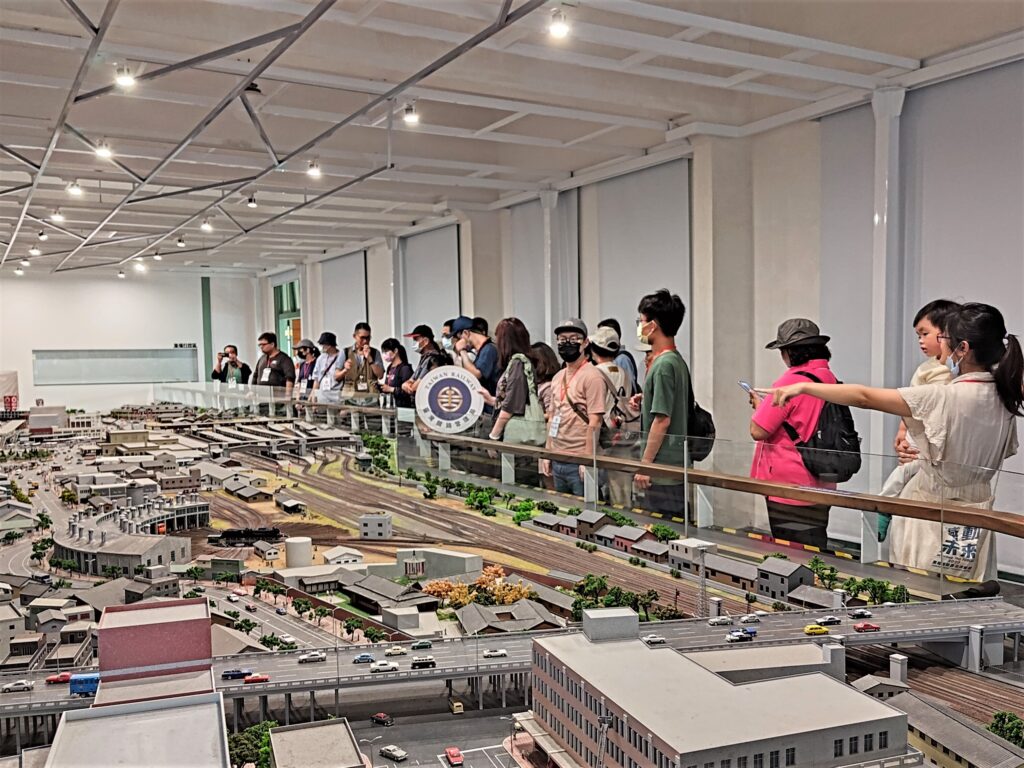 藉由展示及解說,讓社會大眾更了解鐵路知識。(圖/臺鐵提供)