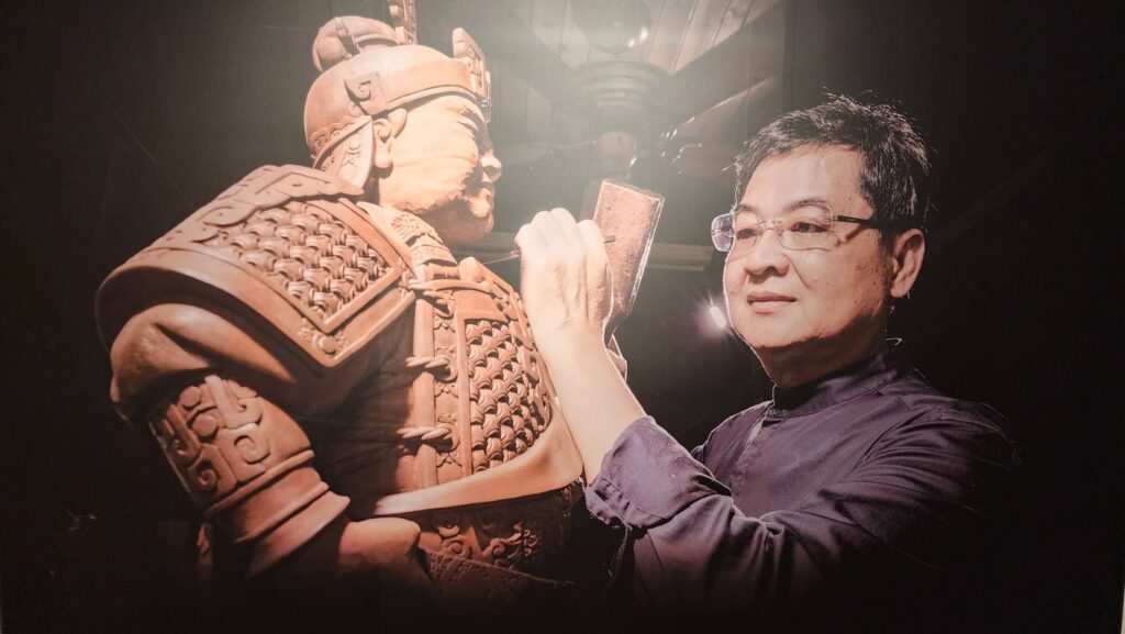 ▲陳啟村老師在木雕創作上的專注與執著情形。(記者 辛澎祥/攝)