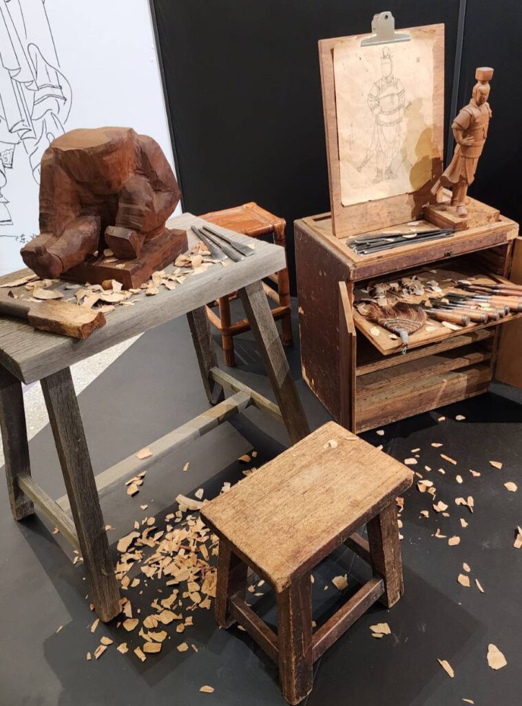 ▲陳啟村工作室也搬到展場做呈現,貼近觀者的關注點。(記者 辛澎祥/攝)