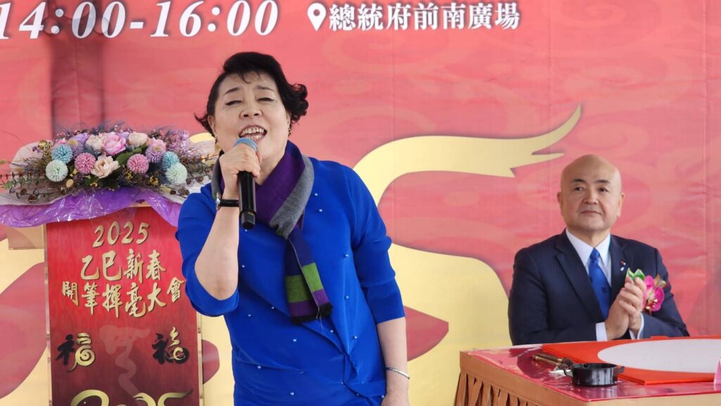 ▲國際知名聲樂家簡文秀教授，在開筆前的獻唱熱場，聚集了人氣，也為開筆揮毫活動展現順暢推行的契機。（記者 辛澎祥/攝）