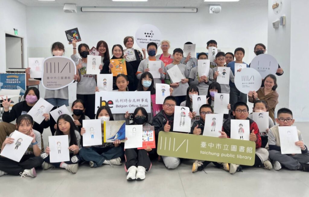 ▲比時利繪本作家帶領學童藝術創作大合照。（圖/台中市文化局 提供）