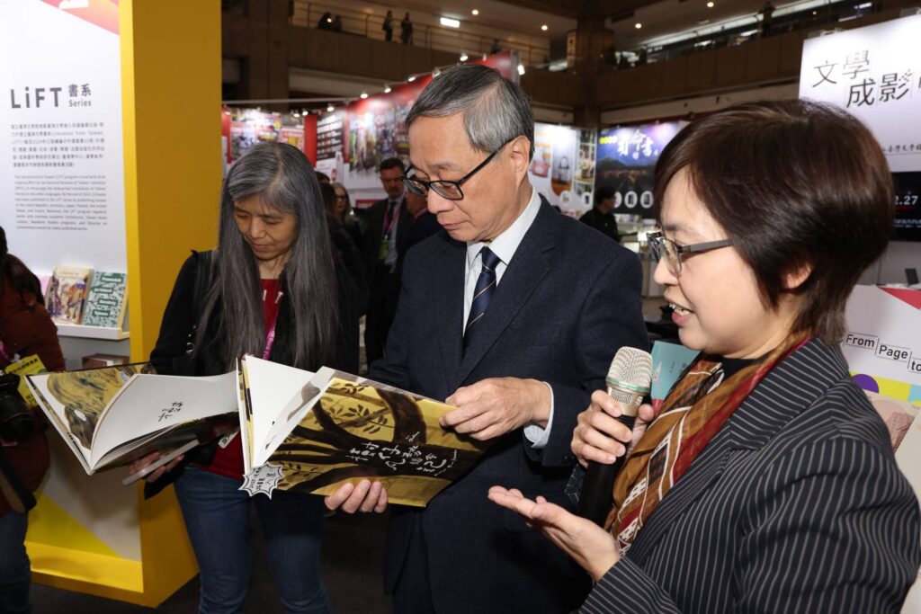 ▲臺文館館長陳瑩芳（右）在文學專區為文化部長李遠（中）及書展基金會吳韻儀董事長做文化圖書的導覽推薦，涵蓋面廣且相當深入。（圖/文化部 提供）