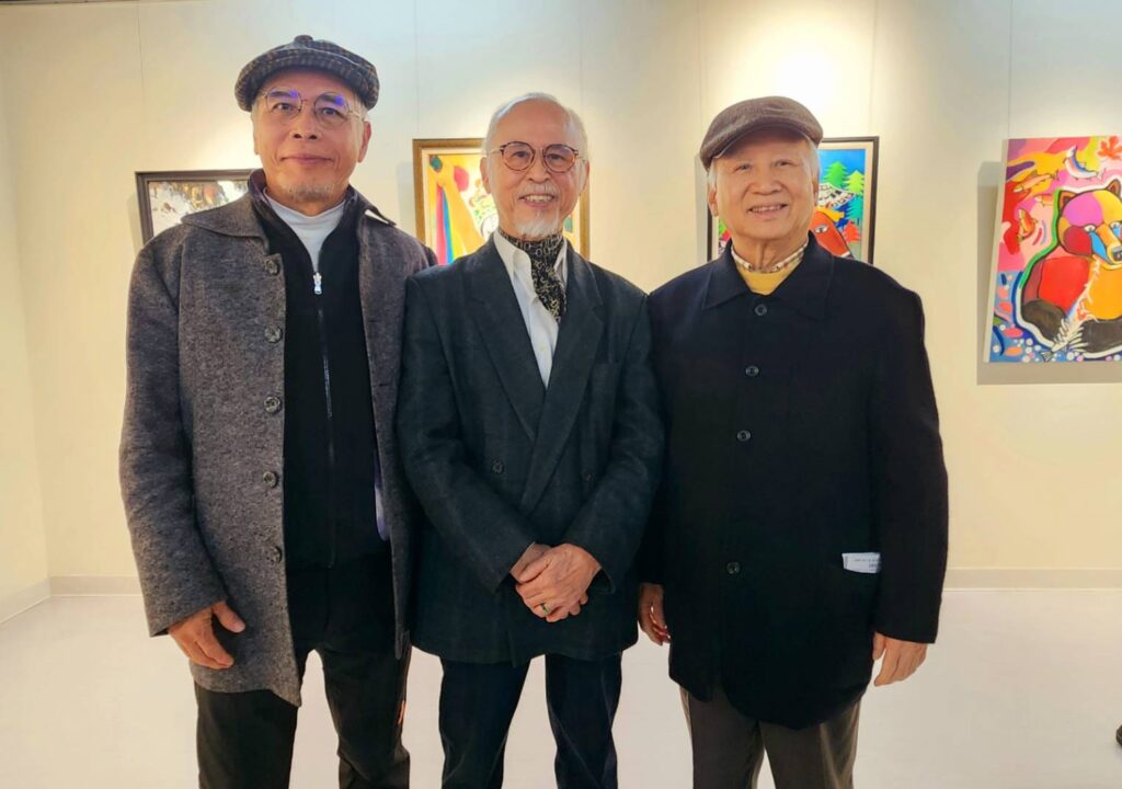 ▲廖武藏老師（中）與他的醫師大弟廖英藏（右）及建築師二弟廖益謙在展場合影，神情相當愉快。（記者 辛澎祥/攝）