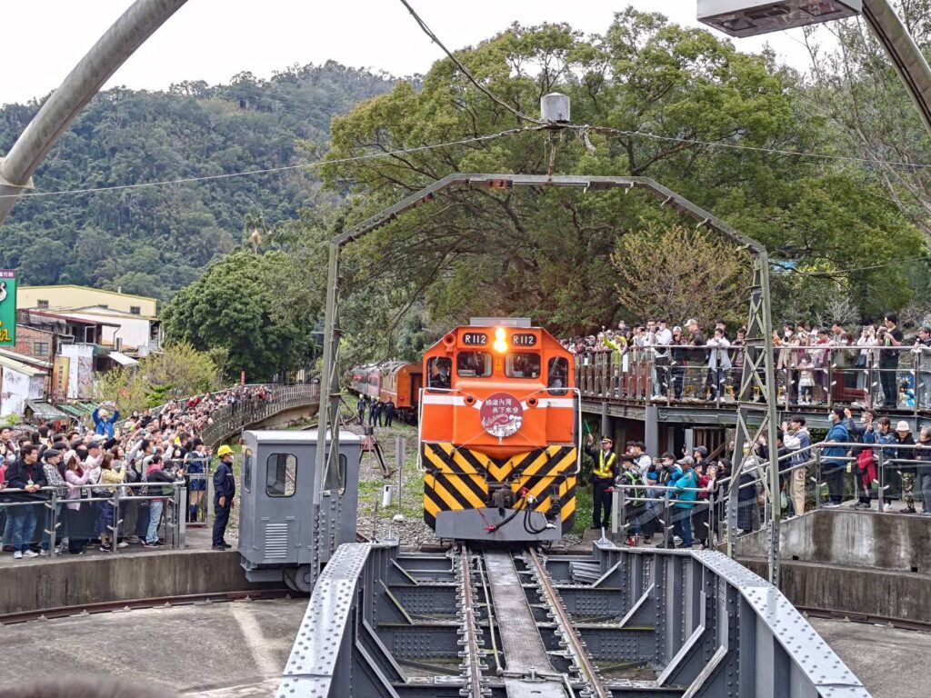 ▲參加竹東內灣郵輪式列車活動的民眾，我現場帶來熱烈的氣氛。（圖/觀光署 提供）