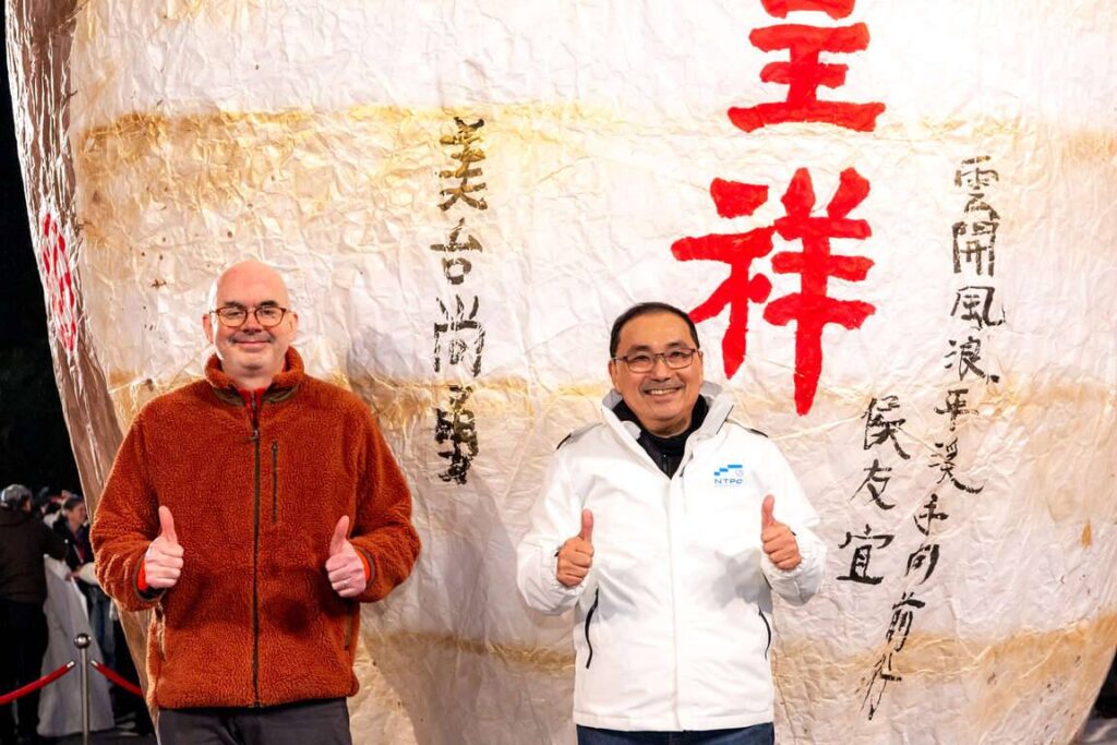 ▲新北市市長侯友宜（右）與美國在台協會處長谷立言共同施放象徵吉祥的金蛇主燈。（圖/新北市觀旅局 提供）