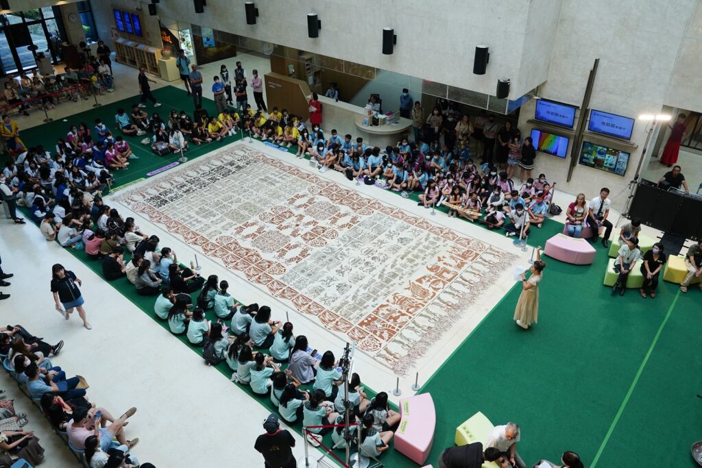泥毯作品描繪出臺中地區因環境、自然與產業而生的多元記憶敘事。（圖/文化局提供）