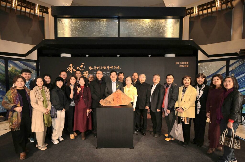 ▲出席陳啟村木雕特展的各界貴賓開心合影留念。(記者 辛澎祥/攝)