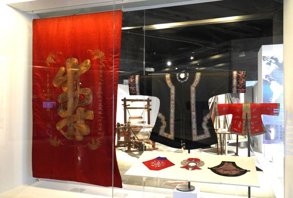 纖博館在春節期間推出館藏漢族祈福呈祥文物微型展。（圖/纖維工藝博物館提供）