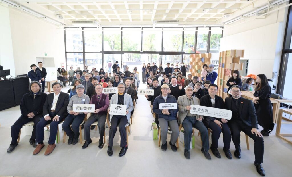 ▲出席特展活動的各界貴賓與工藝界老師們齊聚一堂,開心合影留念。(圖/工藝中心 提供)