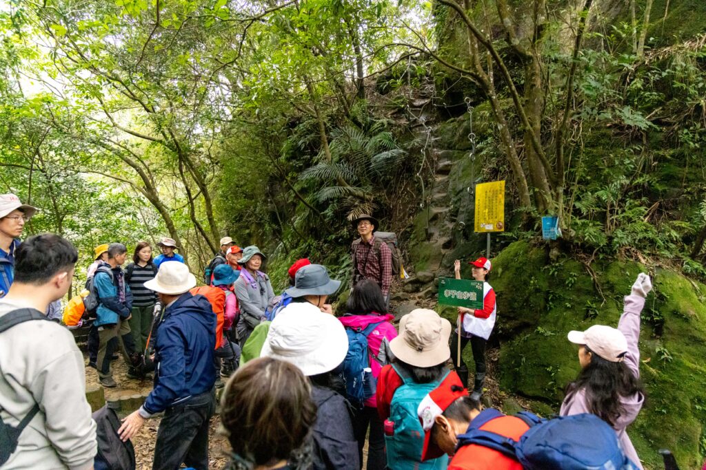 ▲淨山活動由知名登山達人吳雲天及崔祖錫擔任導覽，為民眾解說平溪生態與文化。（圖/新北市觀旅局 提供）