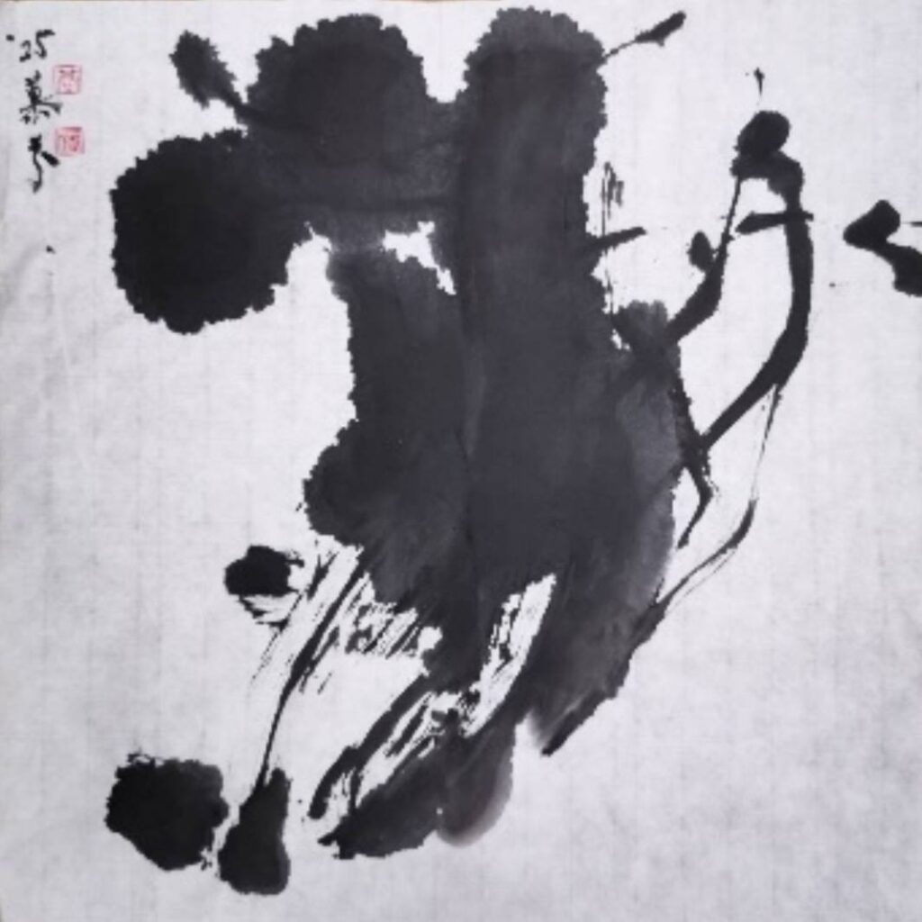 ▲賴慕芬黑白水墨畫作品「山空天籟靜」，以濃淡交織的筆觸展現深邃的情感，讓觀者驚嘆不已。（圖/賴慕芬 提供）