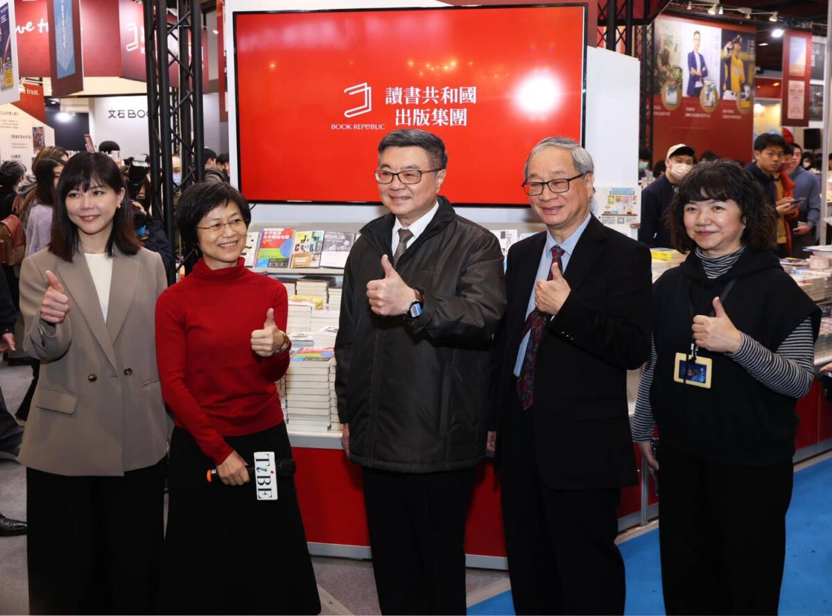 卓榮泰院長造訪台北國際書展   鍾愛歷史及台漫   關注偏鄉教育帶來正向話題