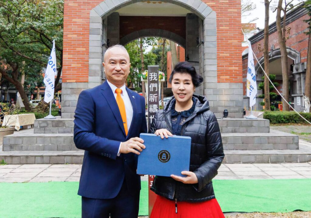 ▲國際聲樂家簡文秀（右）與國北教大校長陳慶和校長在儀式上合影留念。（記者 辛澎祥/攝）