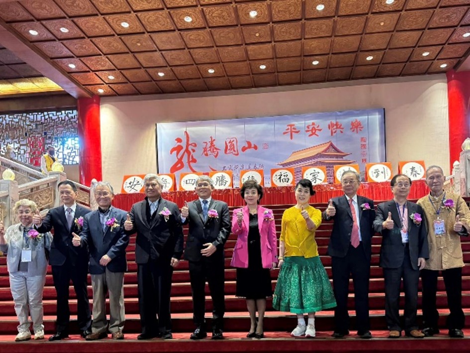 ▲簡文秀受邀出席由內政部與中華書學會所共同主辦的寫春聯送春聯活動,並於圓山大飯店開筆會場高歌一曲,讓現場顯得極為熱絡。(記者 辛澎祥/攝)