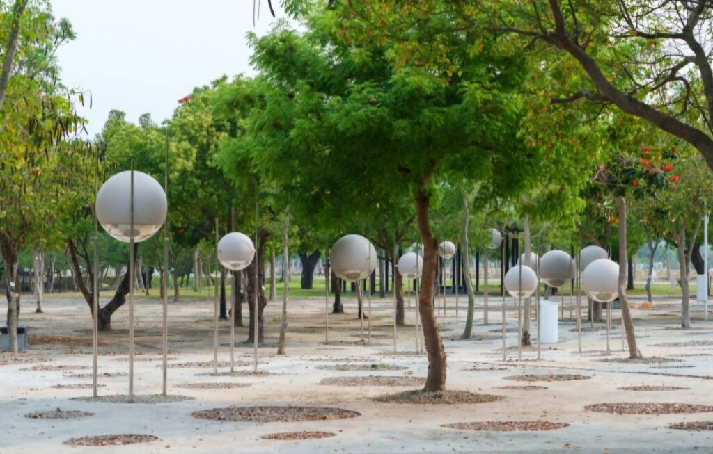 ▲臺中市中央公園的公共藝術吸引市民親近與參與藝術生活美學的提昇。（圖/臺中市文化局 提供）