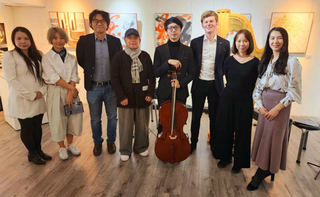 ▲與會音樂家與大岡藝術空間的高層團隊開心合影留念。(記者 辛澎祥/攝)