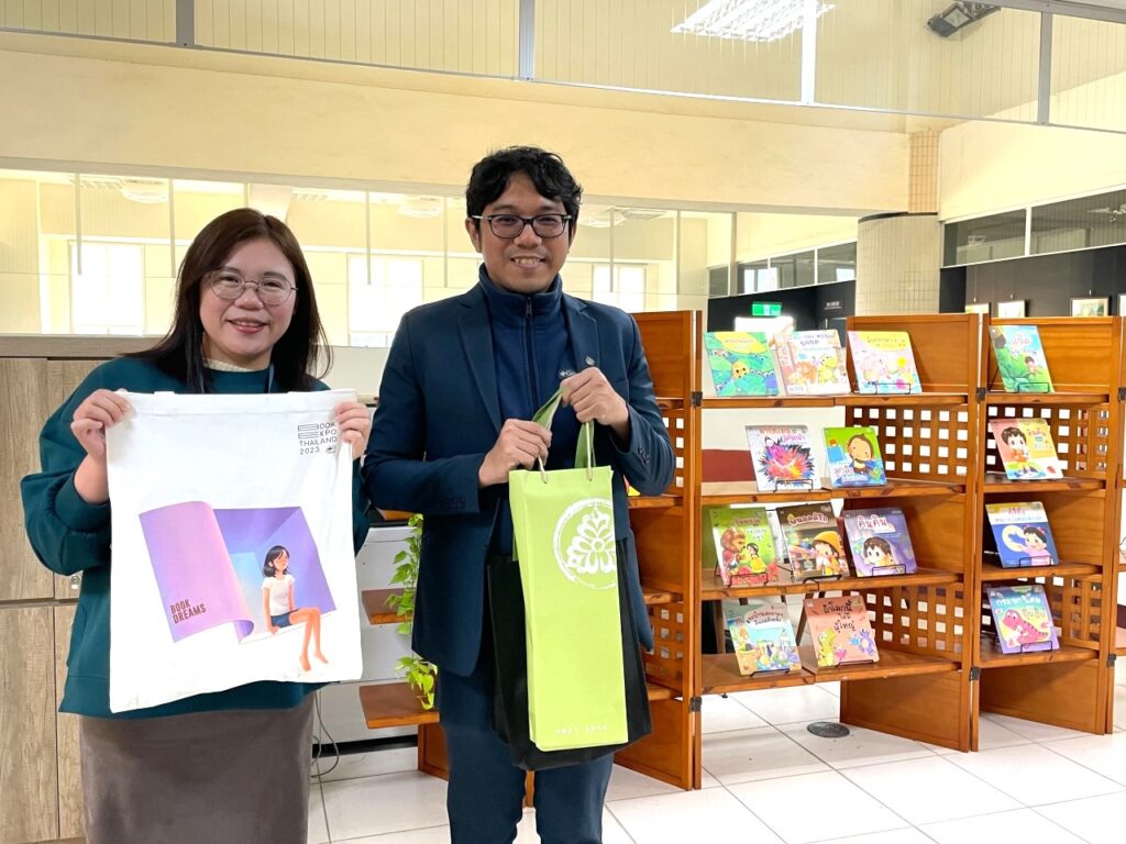 泰國出版社主席Theerapat_Charoensuk(右)訪中市圖促進國際閱讀文化交流。（圖/中市圖提供）
