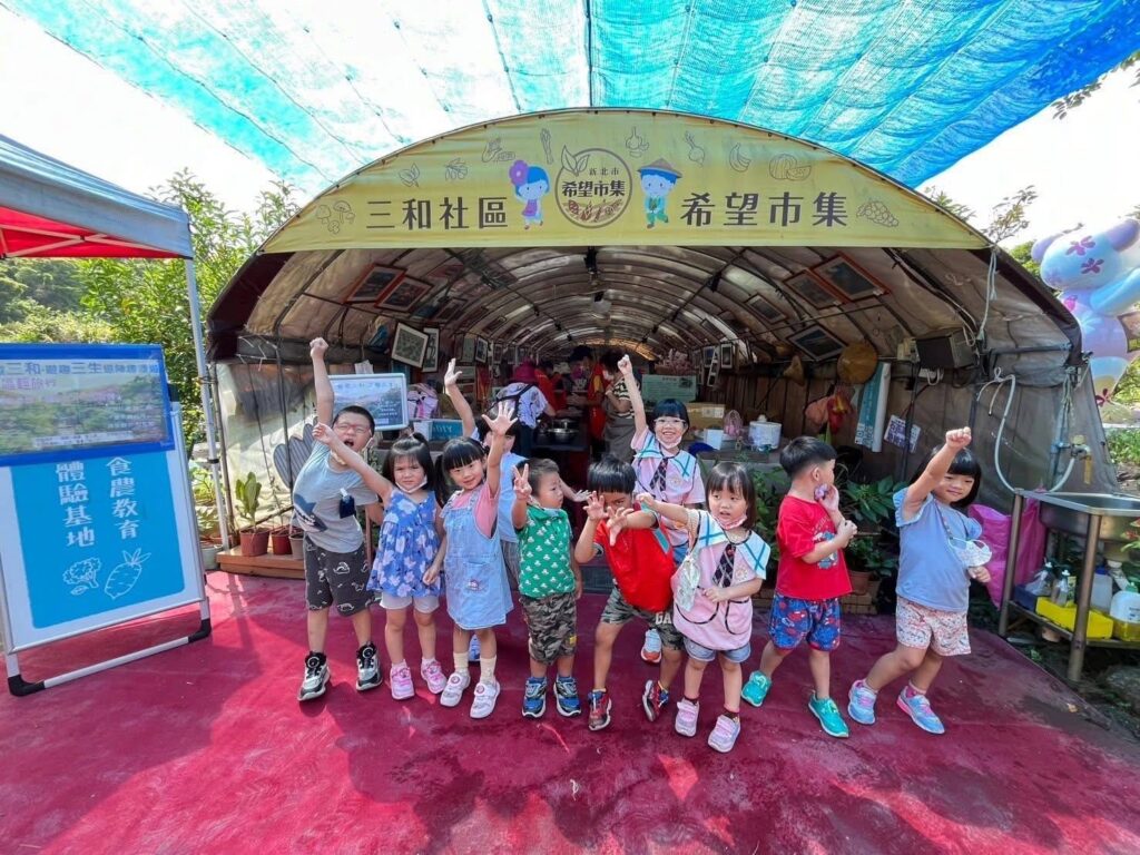 ▲賞櫻並到希望市集休閒的親子,顯得相當愉快。(圖/新北市農業局 提供)
