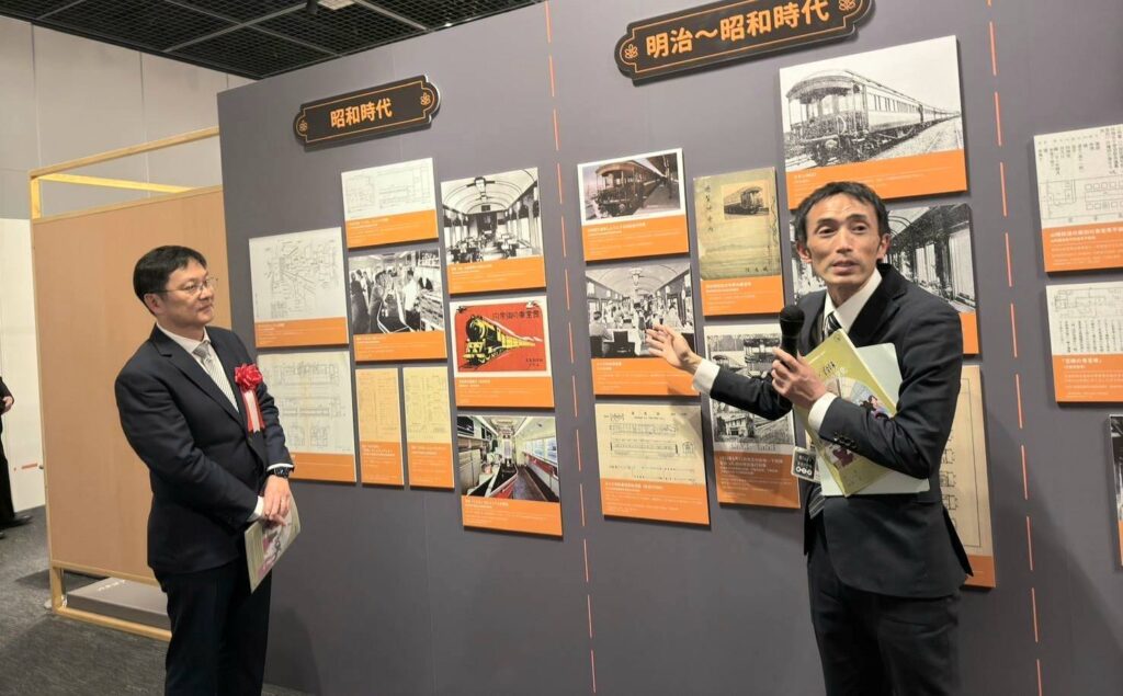 ▲主辦方為與會貴賓進行展覽內容的導覽。(圖/文化部 提供)