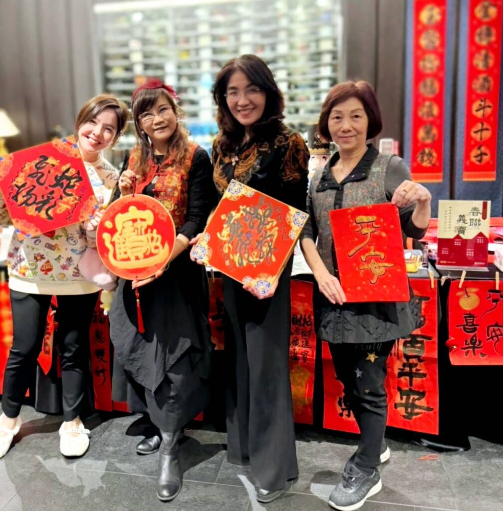 ▲女書法家在飯店業者邀請下寫春聯義賣，極具活動的公益性，也格外受到好評。（圖/林菲滿 提供）