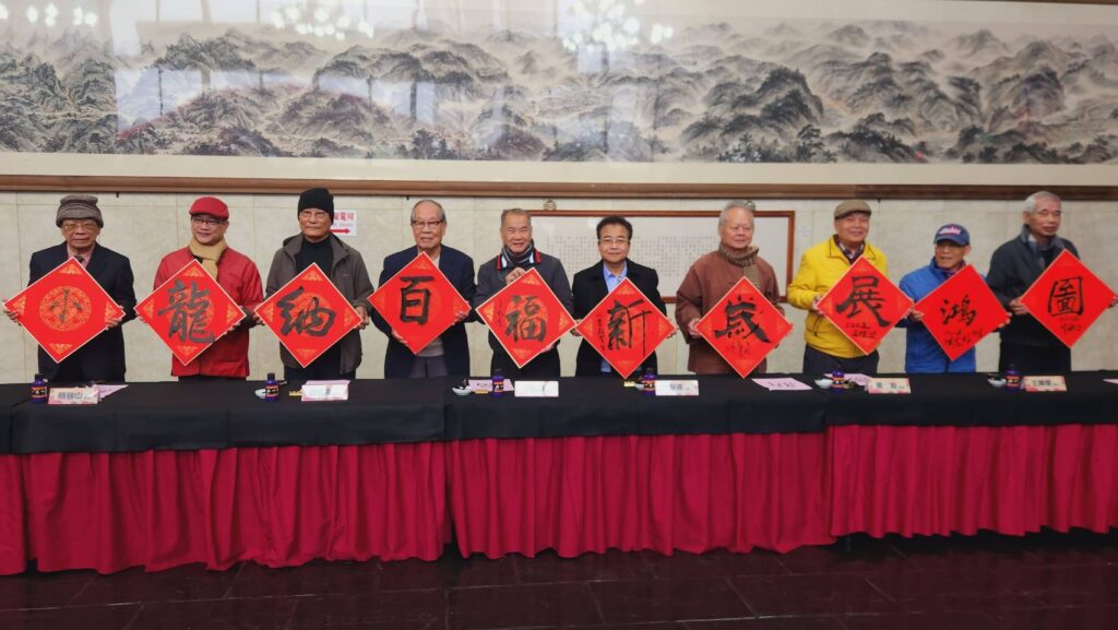 ▲南投縣10位知名書畫家開筆後開心合影留念。（圖/南投文化局 提供）