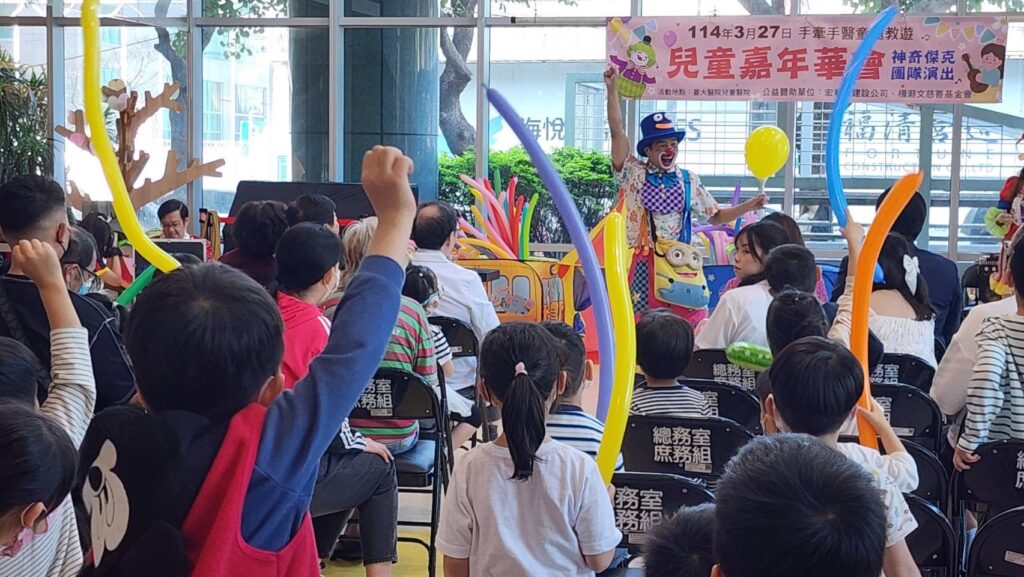 ▲神奇傑克的魔術表演,掀起了在場大小朋友的陣陣歡呼。(記者 辛澎祥/攝)