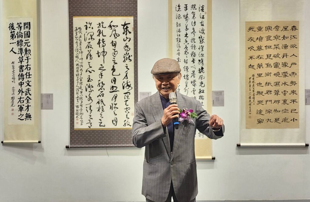 ▲中國書法學會資深副理事長張自強，致詞時表達對匯集全省及國際頂尖書法家作品交流展出，是一件難能可貴的使命。（記者 辛澎祥/攝）