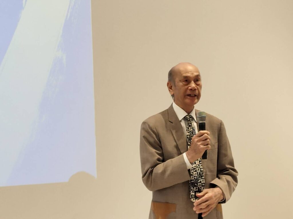 ▲台北科技大學退休教授吳阿民，講述孫端吉教授當年同事故事，並強調她是個愛護學生且與學生相處和樂情形，讓人感動。（記者 辛澎祥/攝）