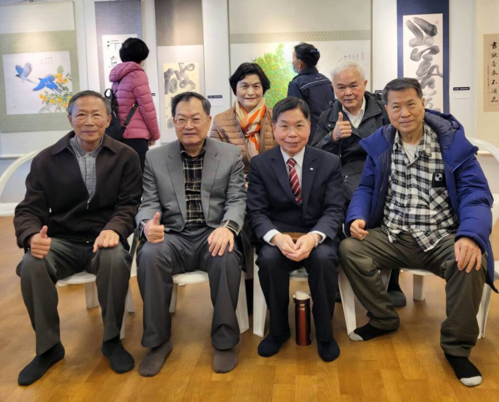 ▲出席開幕式的多位知名書畫家,紛紛對洪慶恩(前排右二)的展出作品表達讚賞之意。(記者 辛澎祥/攝)