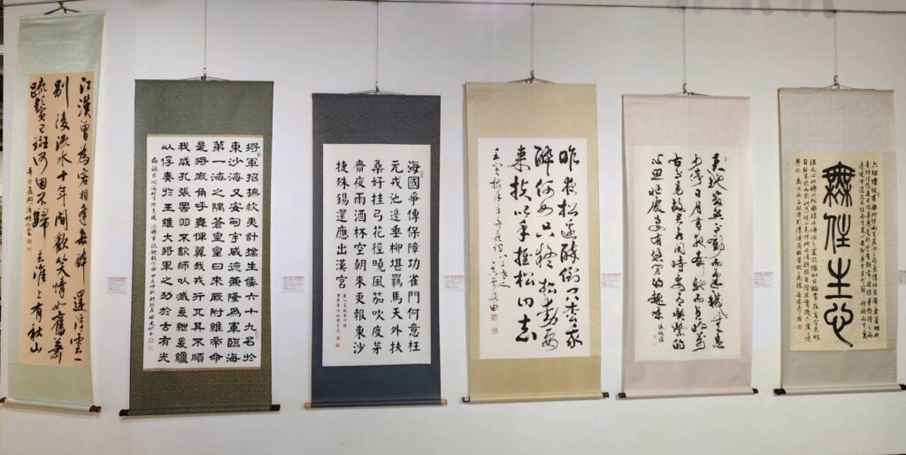 ▲多位書法名家大師的書藝作品，在展場成為聆賞與矚目的焦點。（記者 辛澎祥/攝）