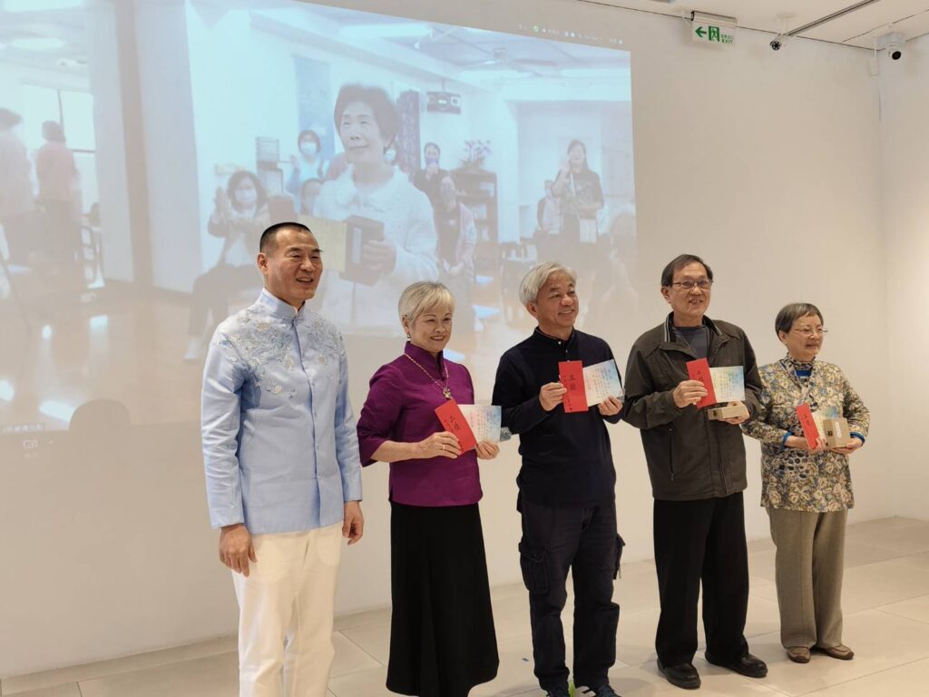 ▲大愛光老師周瑞宏（左）頒發長青組得獎者並合影留念，受到與會者的正面讚譽。（記者 辛澎祥/攝）
